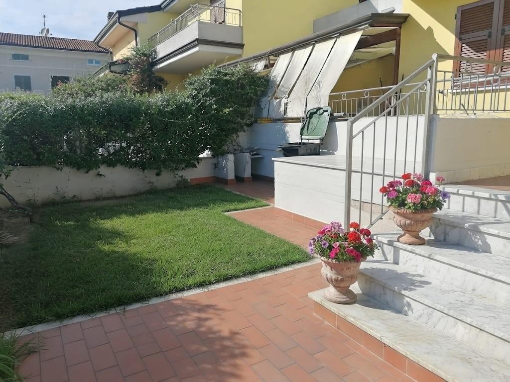 Villa con giardino, Carrara fossone