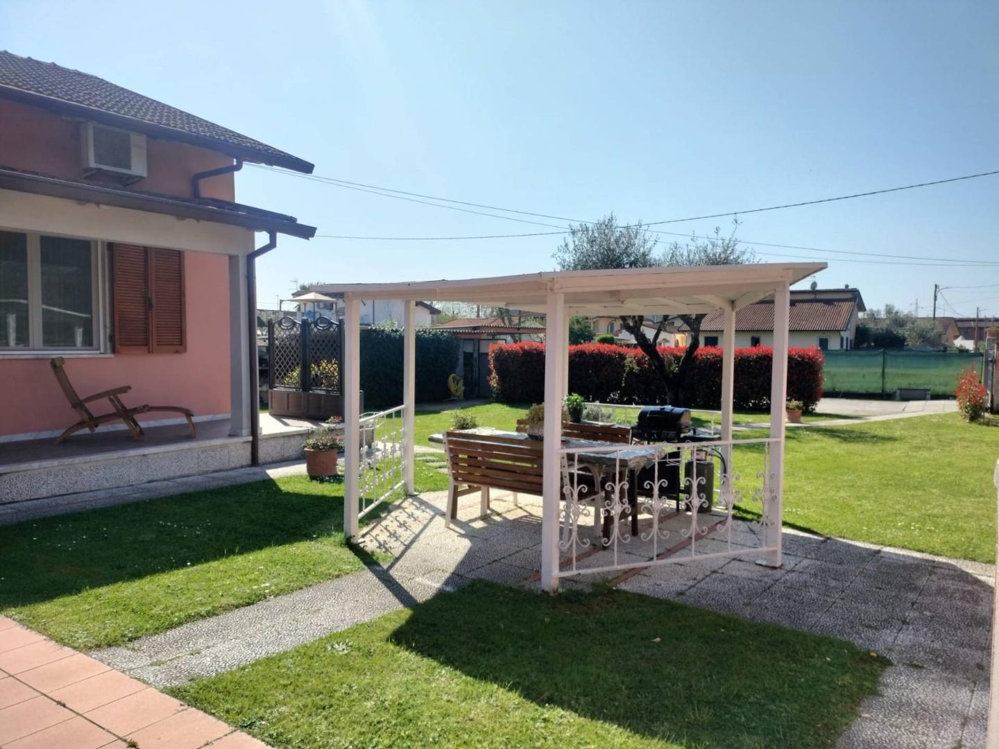 Casa indipendente con giardino a Massa