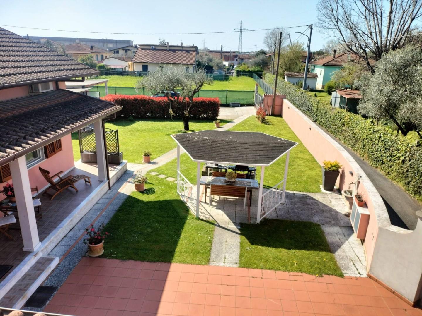 Casa indipendente con giardino a Massa