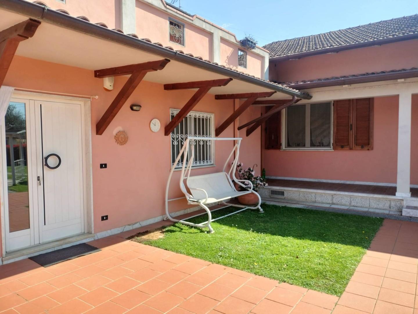 Casa indipendente con giardino a Massa