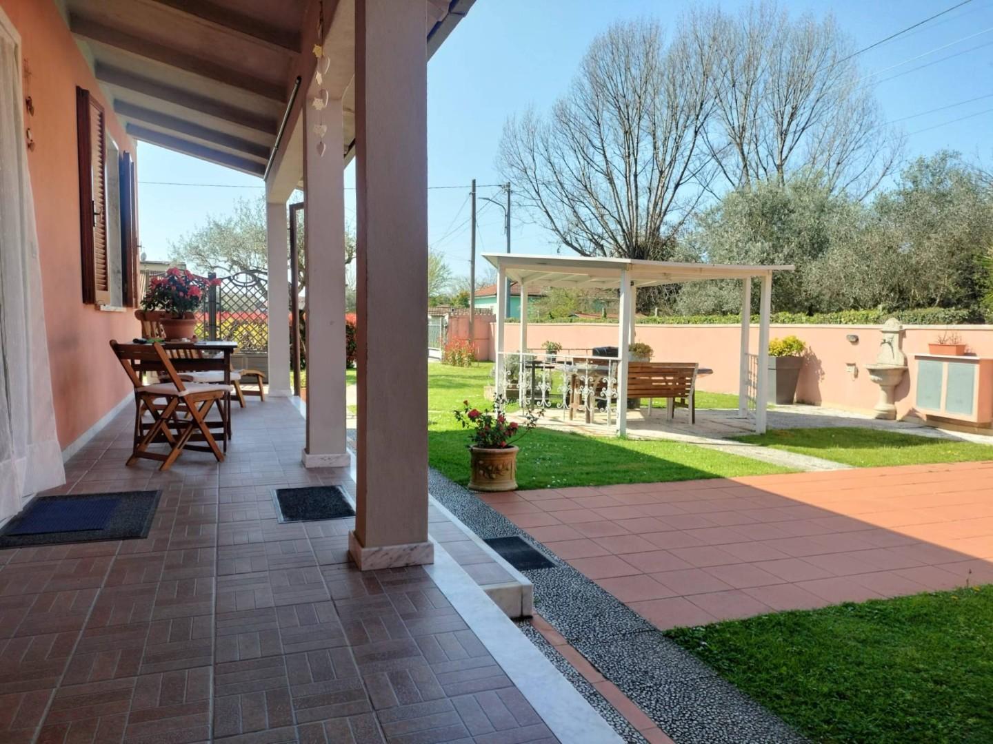 Casa indipendente con giardino a Massa