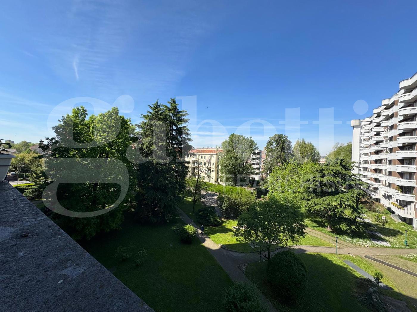 Trilocale con box a Milano