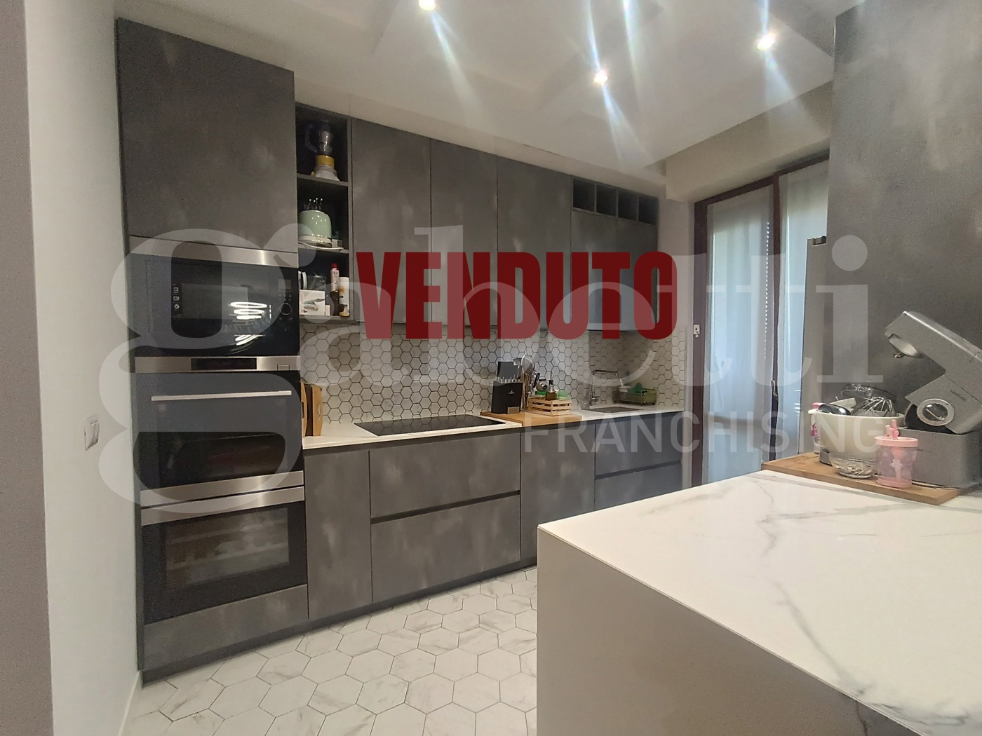 Trilocale con box a Milano