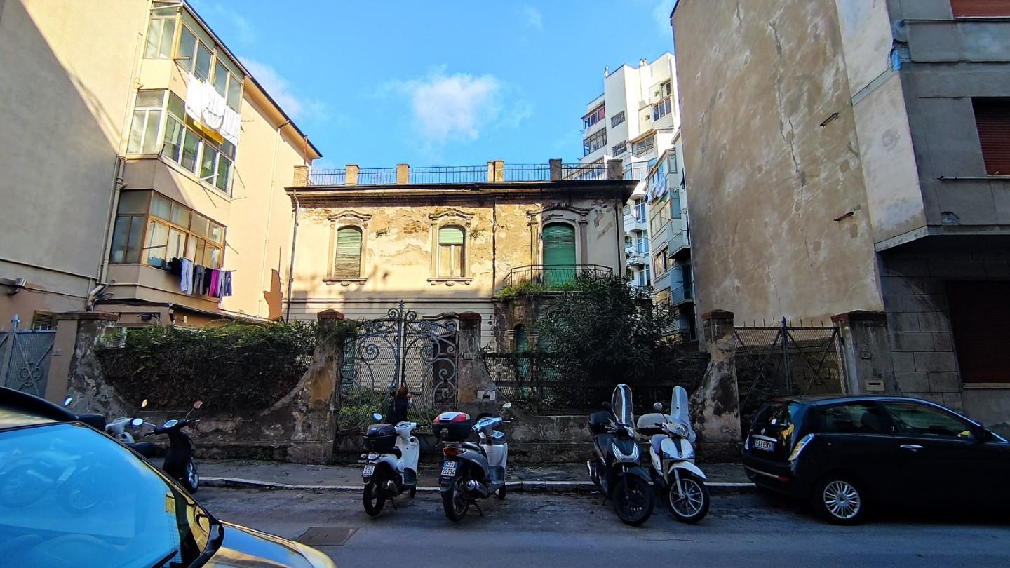 Stabile/Palazzo con giardino a Piombino