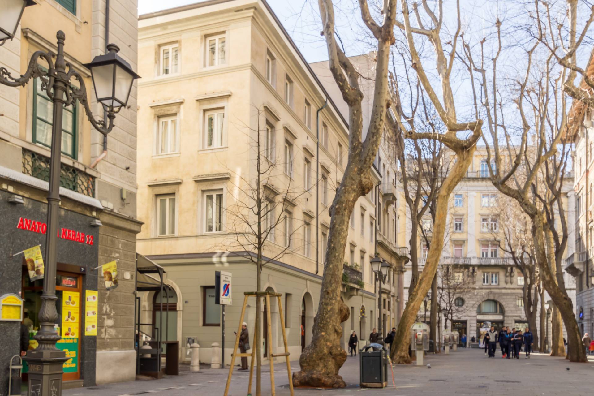 Locale senza canna fumaria in vendita a Trieste, Centro