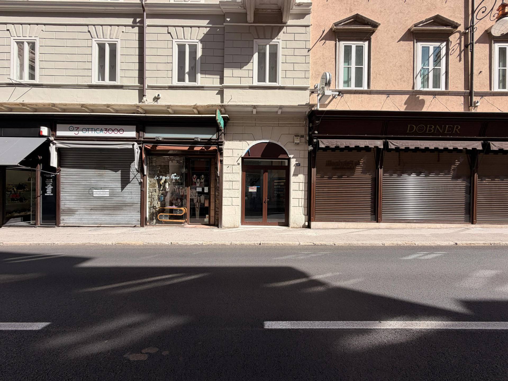 Locale senza canna fumaria in affitto a Trieste, Centro