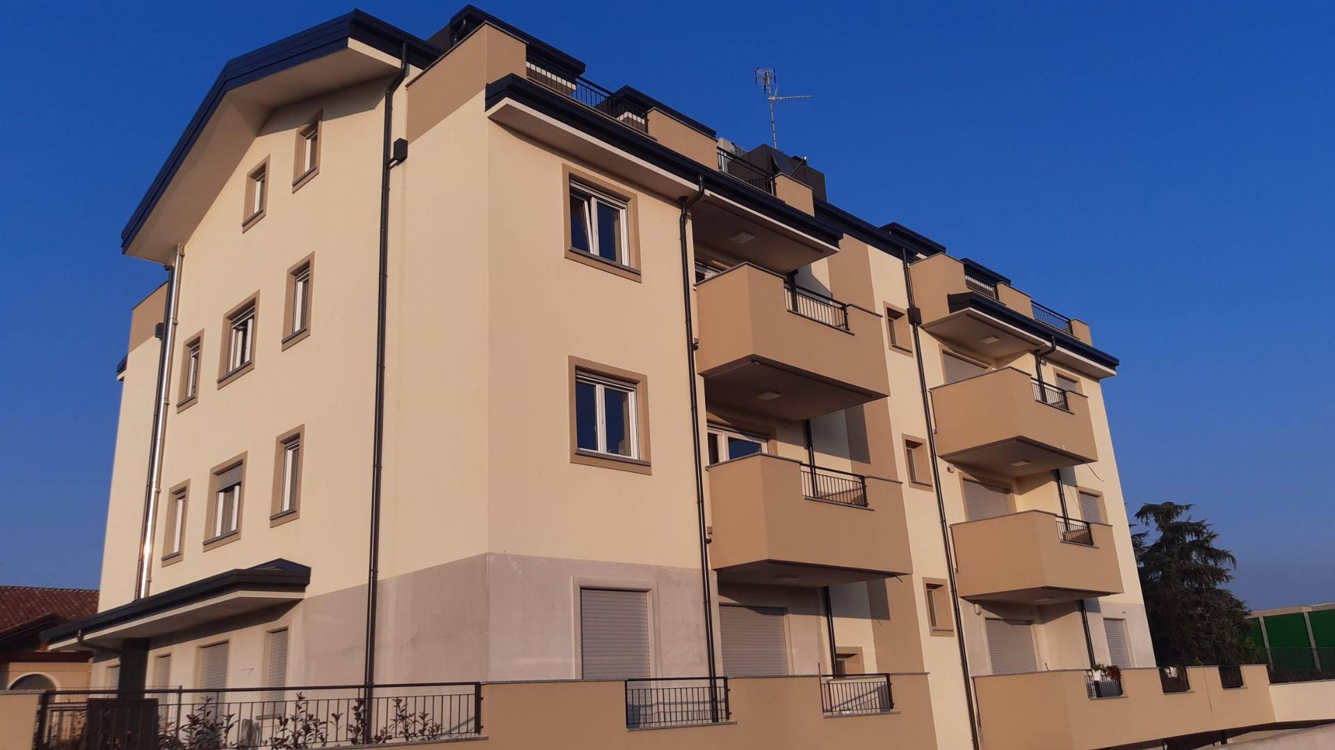 Quadrilocale con terrazzi in vendita a Lainate, Pagliera