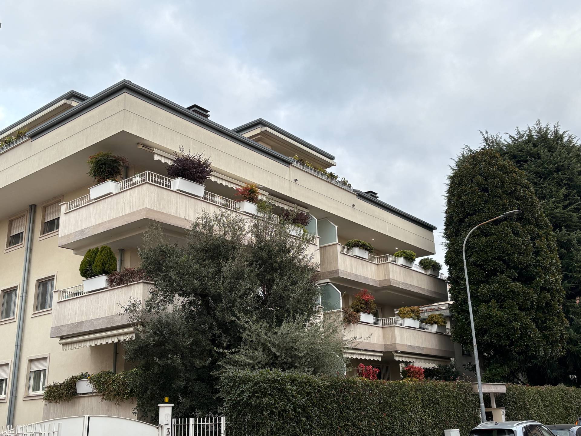 Trilocale con terrazzo. in vendita a Rho