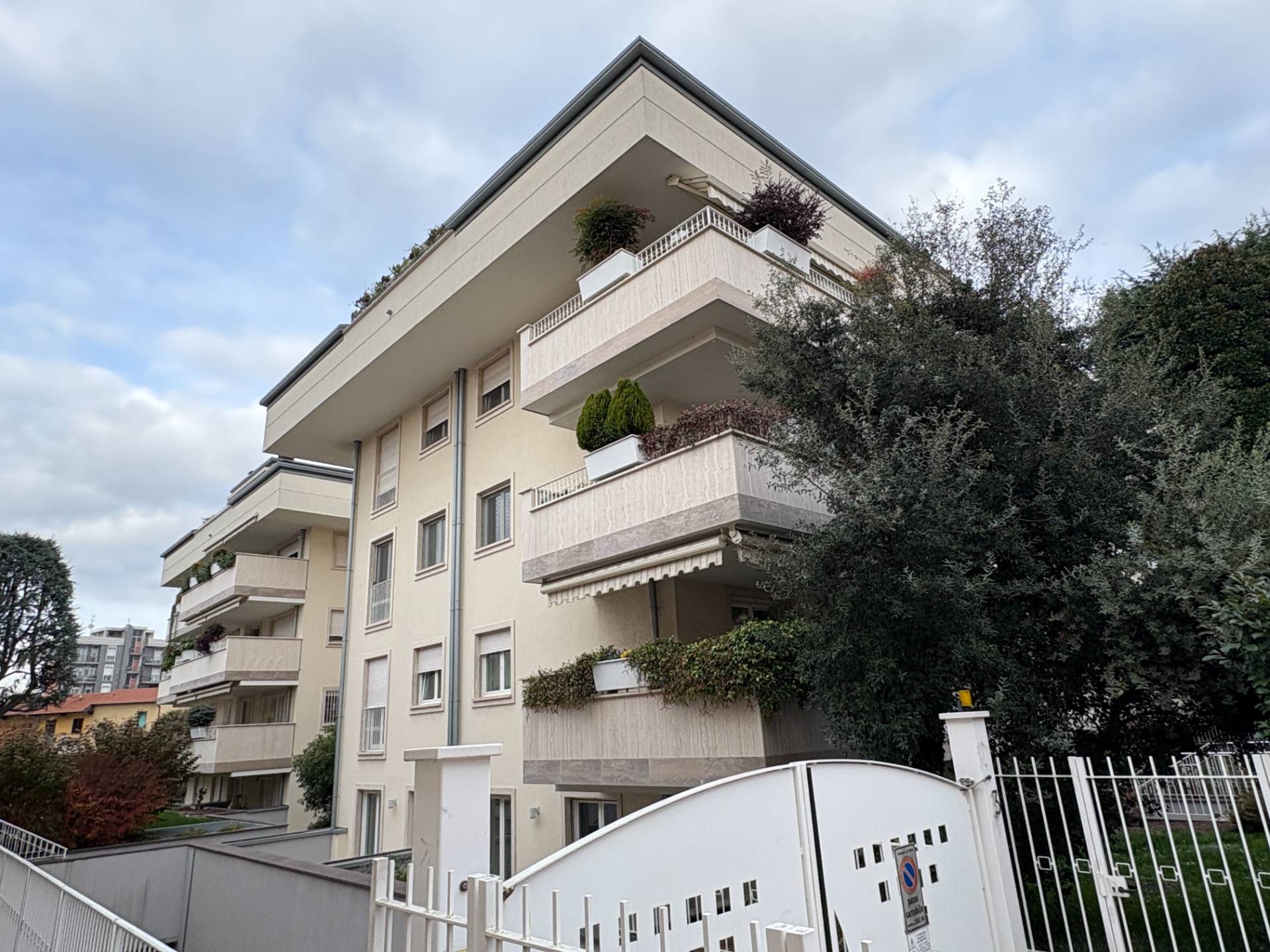 Trilocale con terrazzo. in vendita a Rho