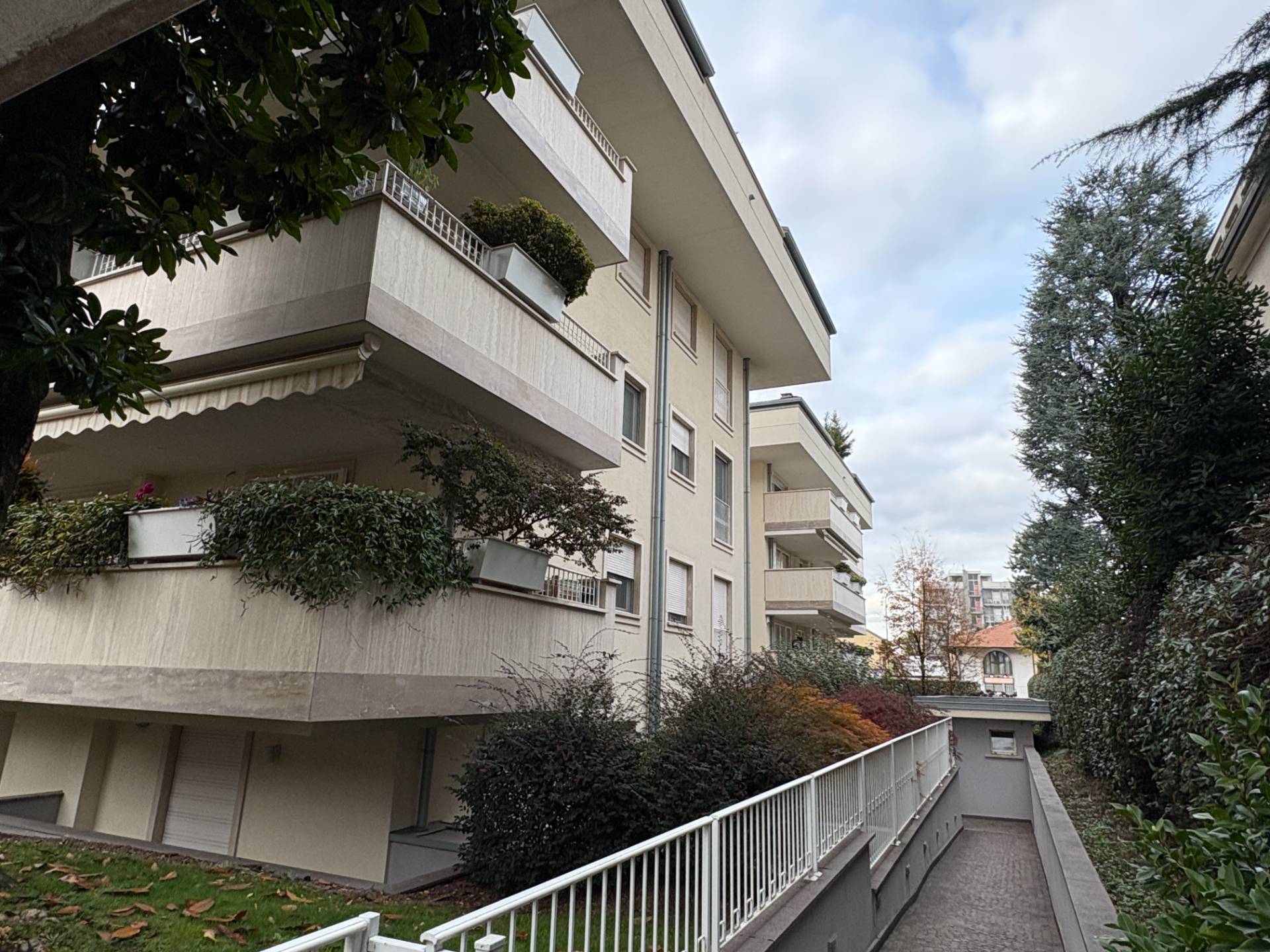 Trilocale con terrazzo. in vendita a Rho