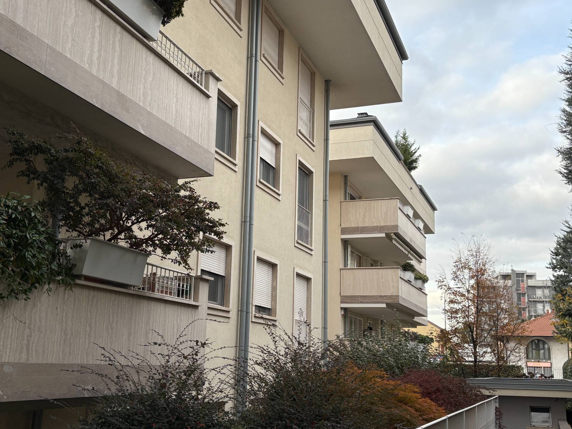 Trilocale con terrazzo. in vendita a Rho