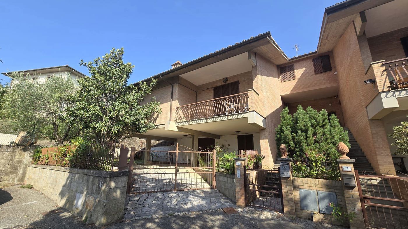 Villa Bifamiliare con giardino a Castelnuovo Berardenga