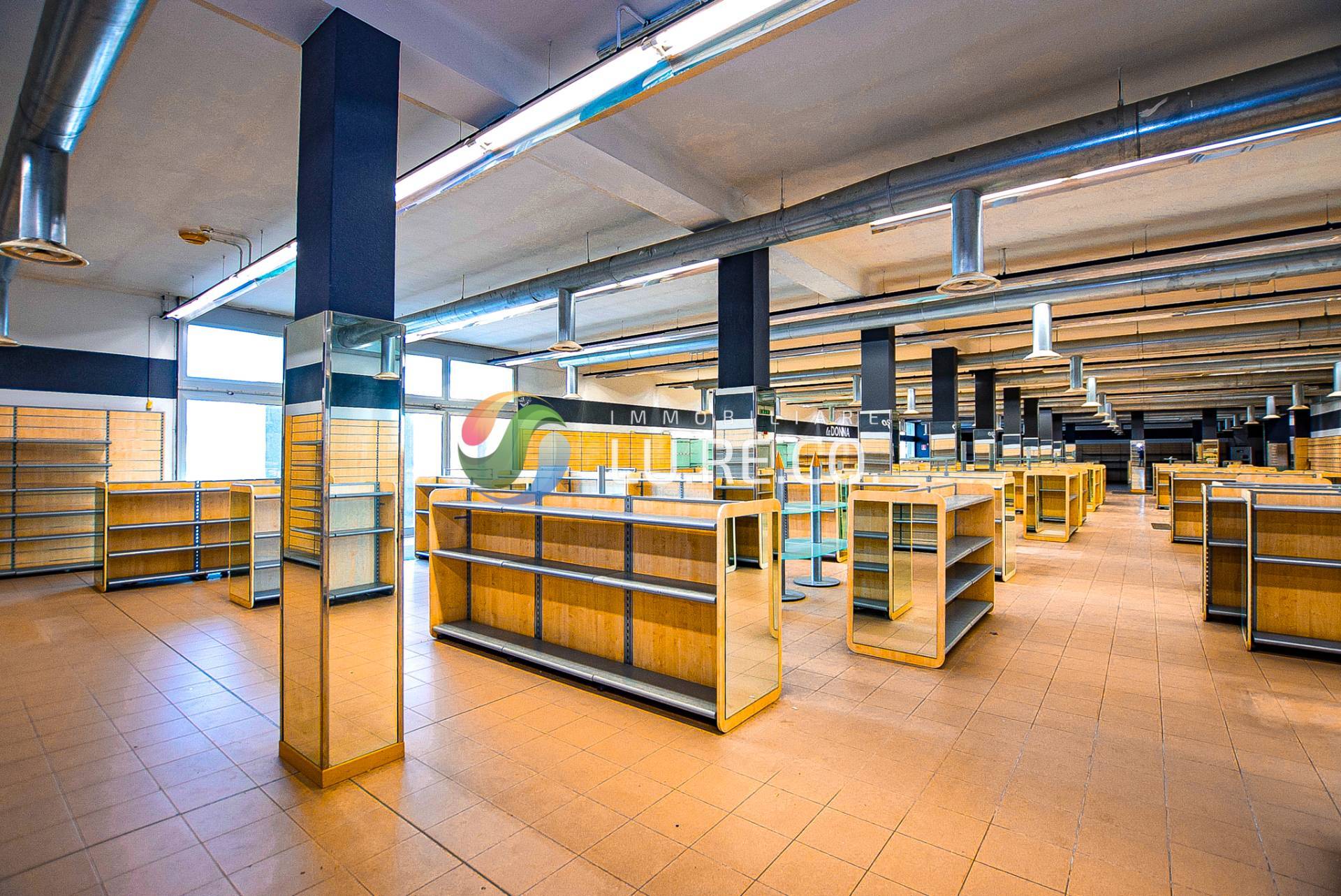 Locale commerciale in vendita a Meda