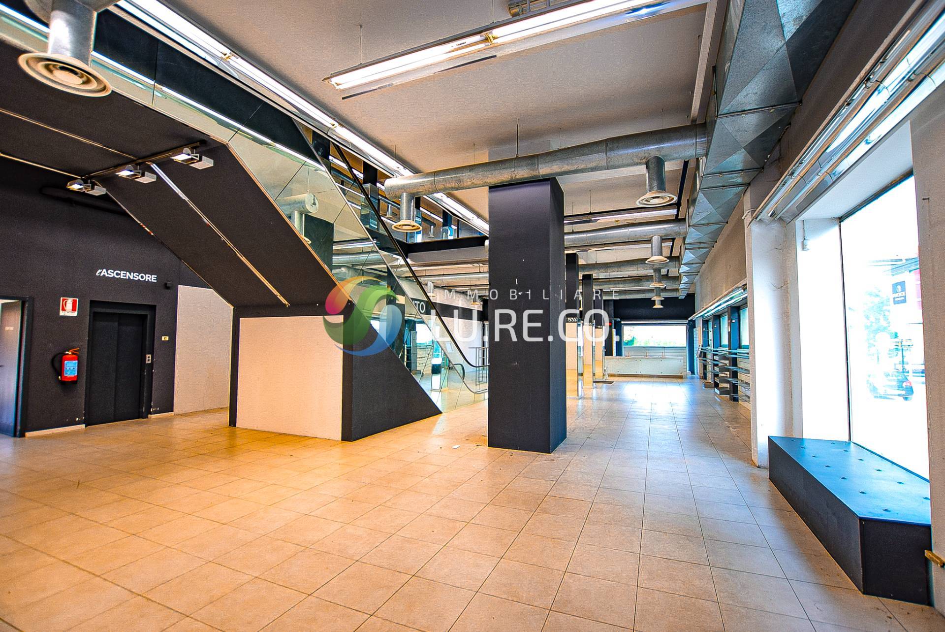 Locale commerciale in vendita a Meda