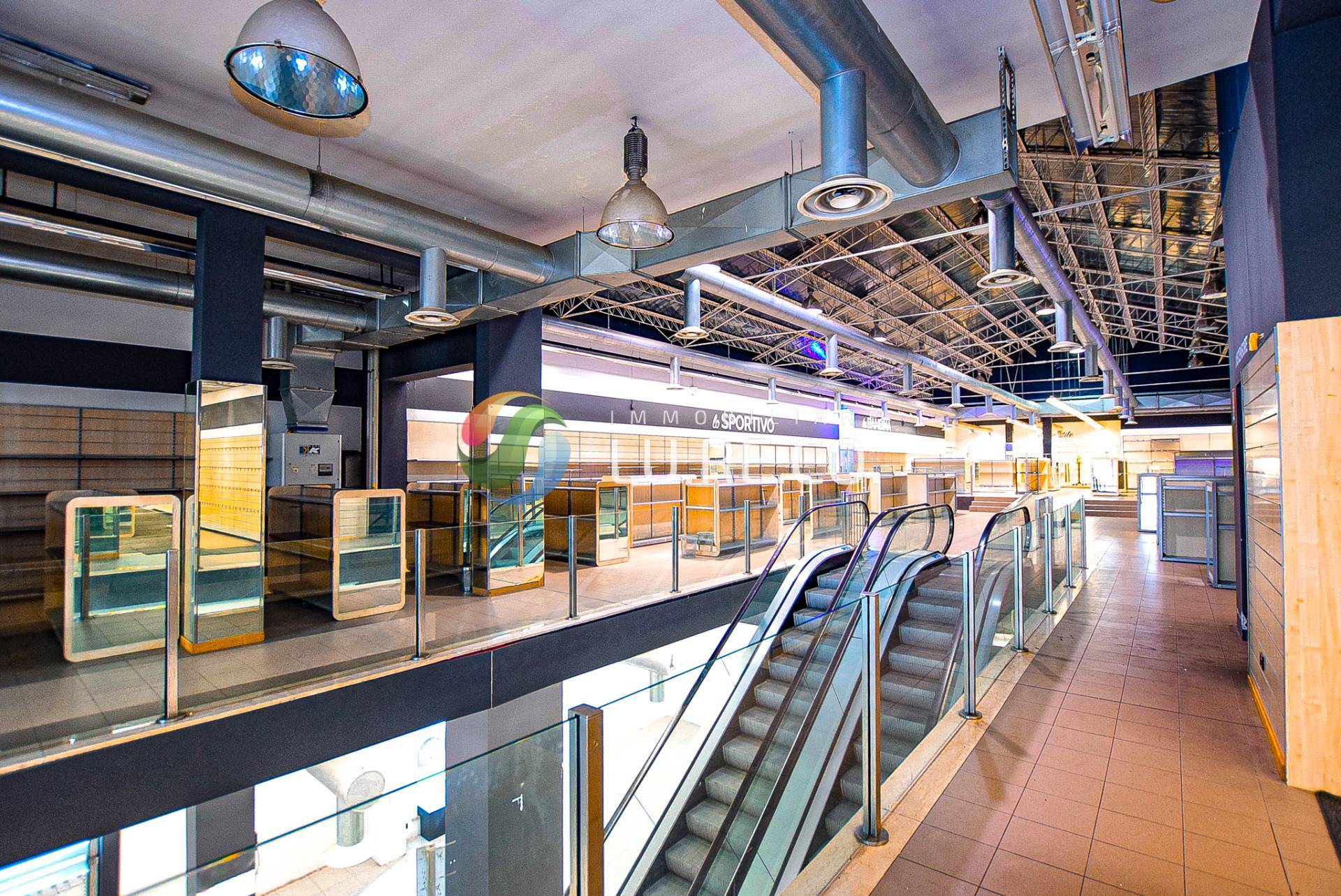 Locale commerciale in vendita a Meda