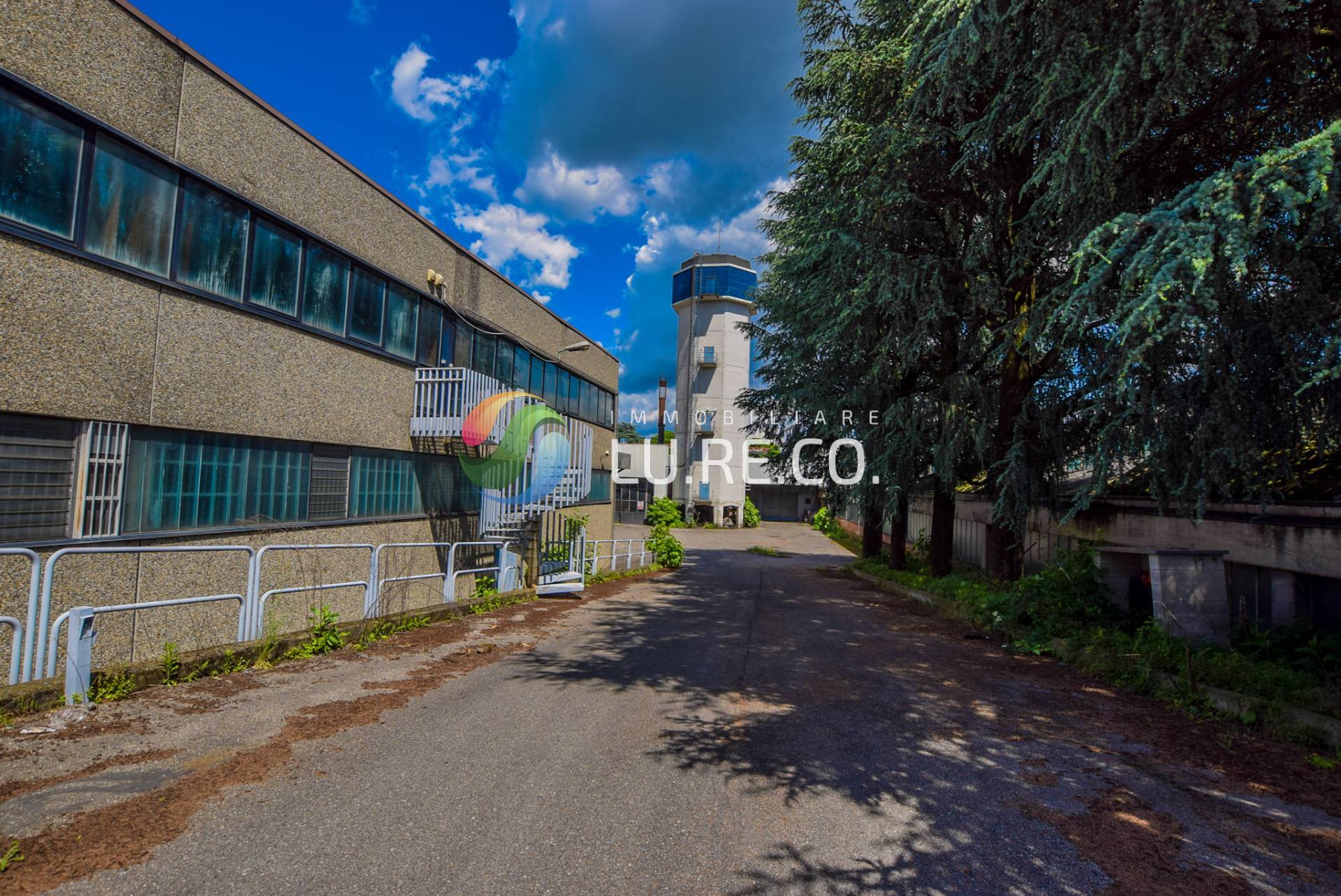 Capannone in vendita a Carugo