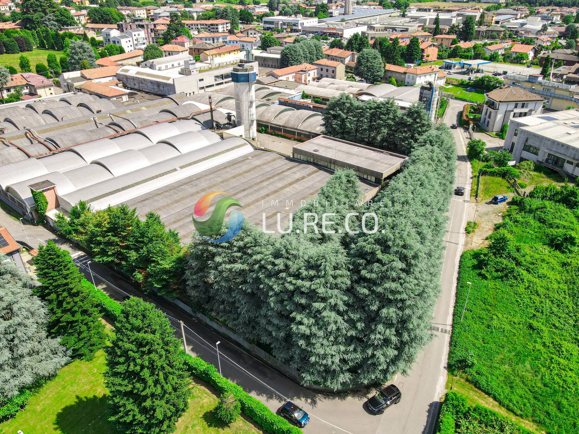 Capannone in vendita a Carugo