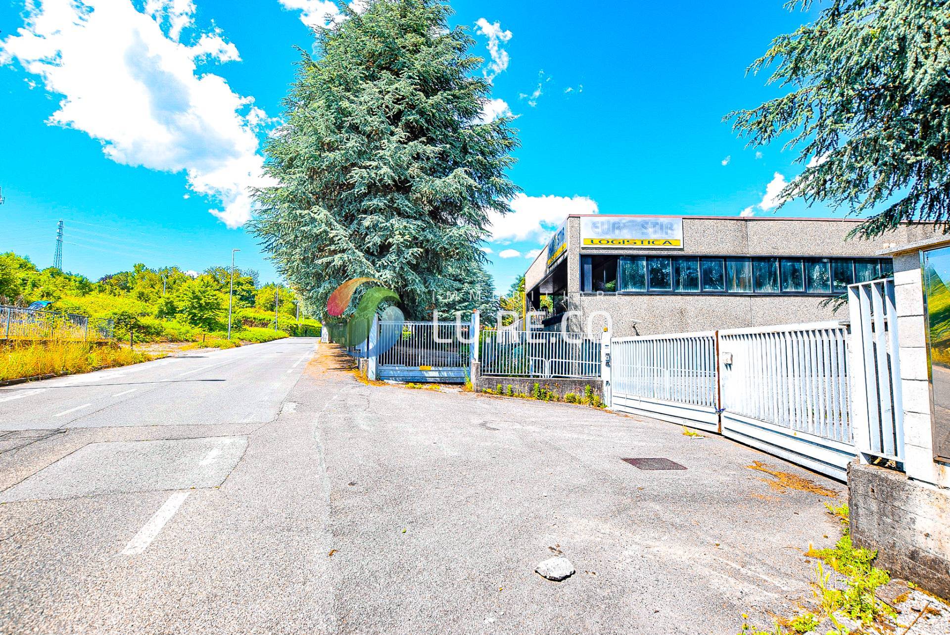 Capannone in vendita a Carugo