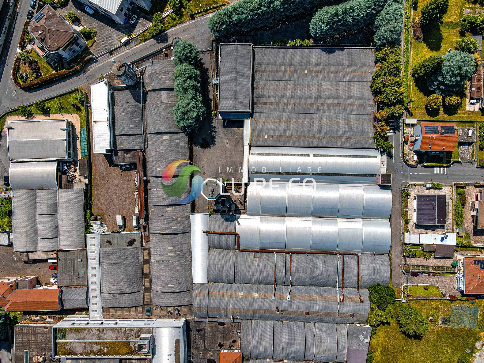 Capannone in vendita a Carugo