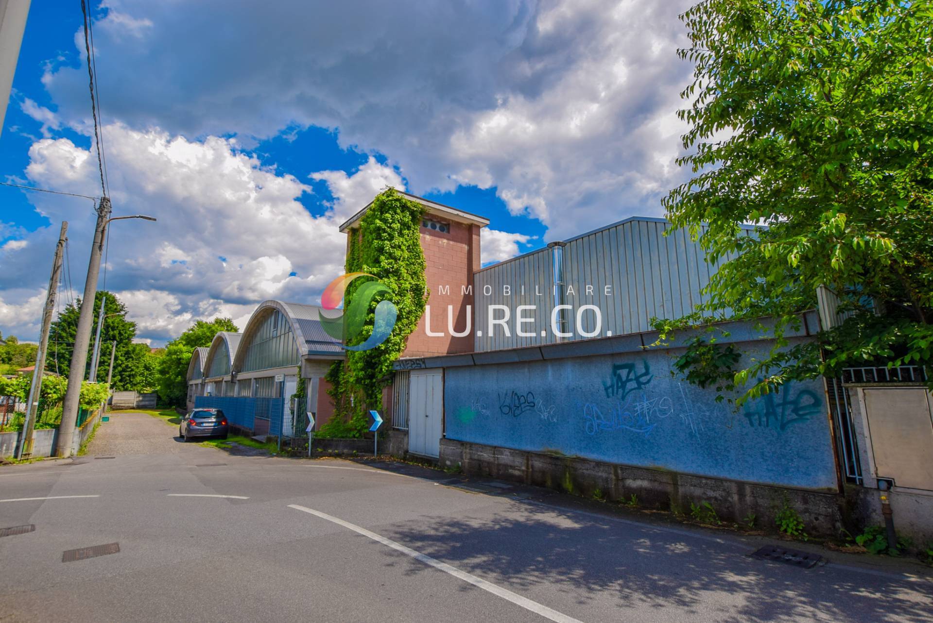 Capannone in vendita a Carugo