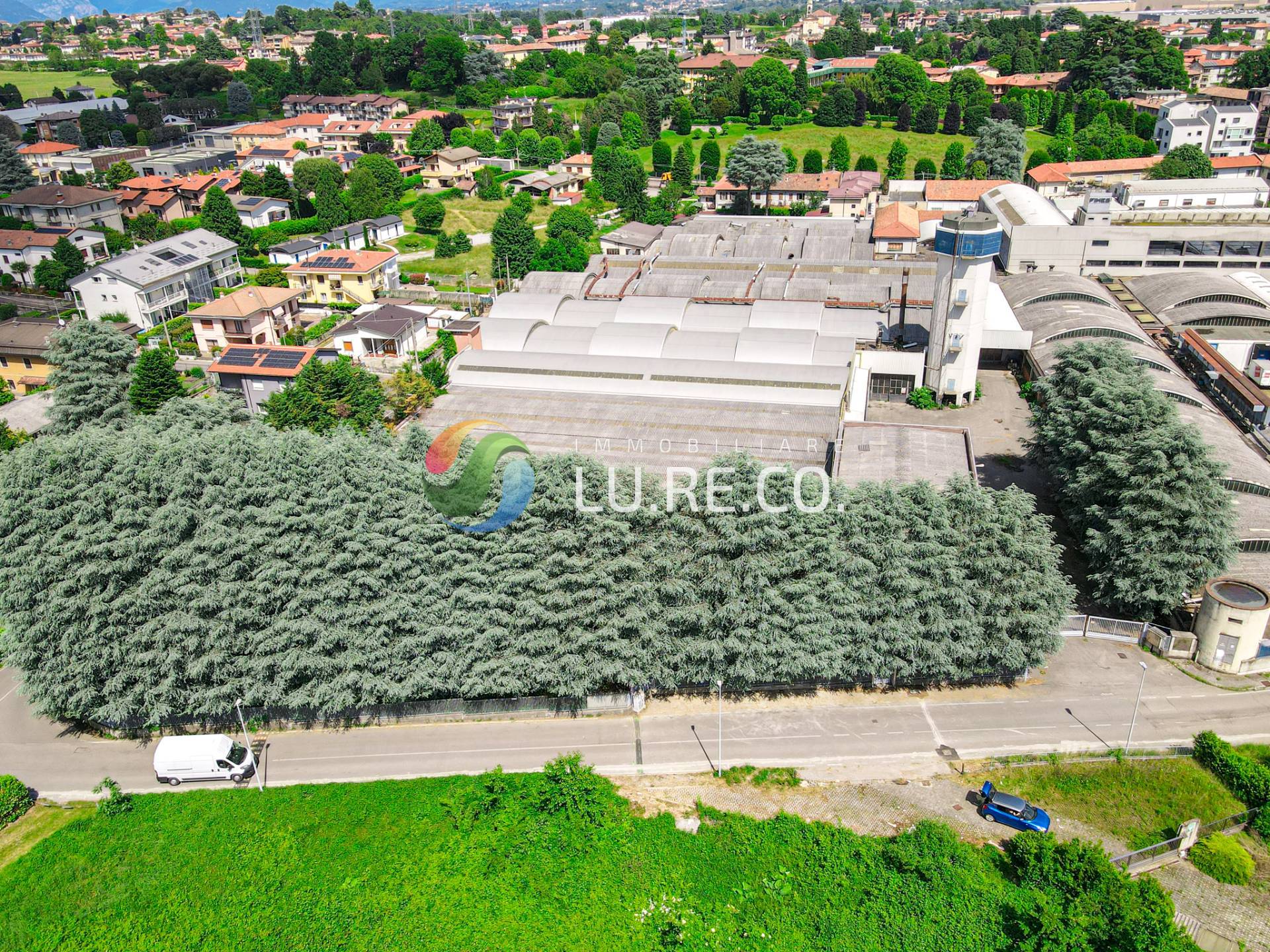 Capannone in vendita a Carugo