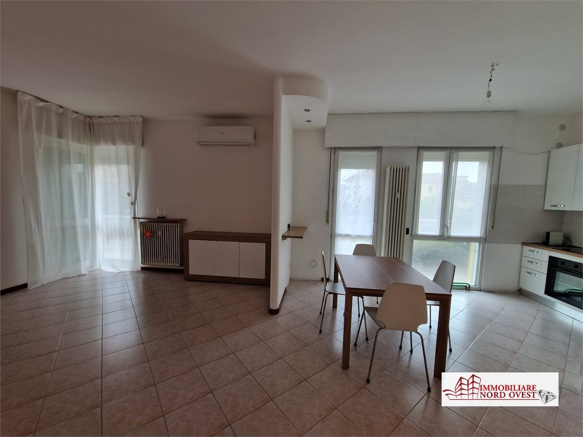 Trilocale in affitto a Bareggio