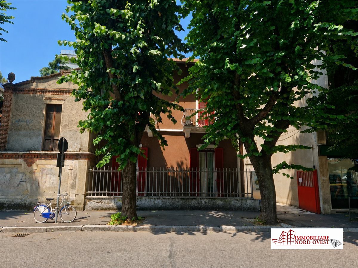 Locale commerciale in affitto a Rho