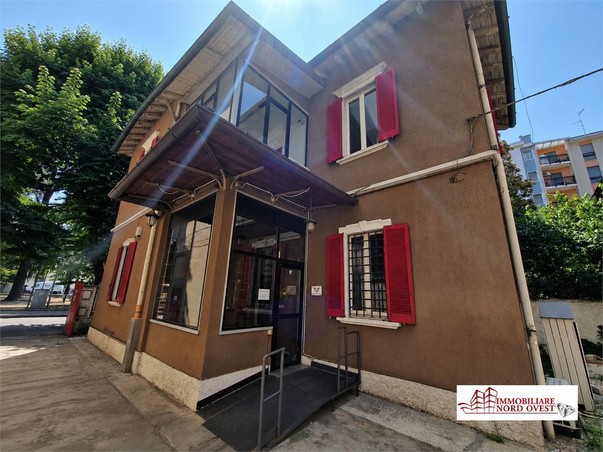 Locale commerciale in affitto a Rho