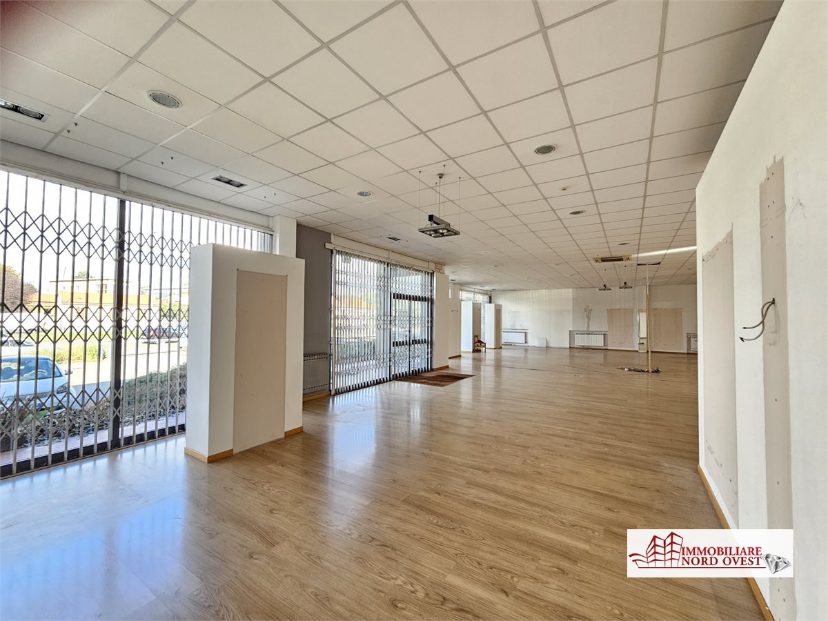 Locale commerciale in vendita a Bareggio