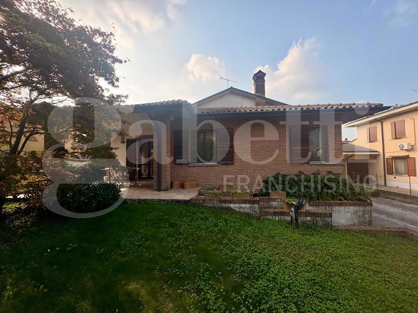 Villa con giardino a Castelverde