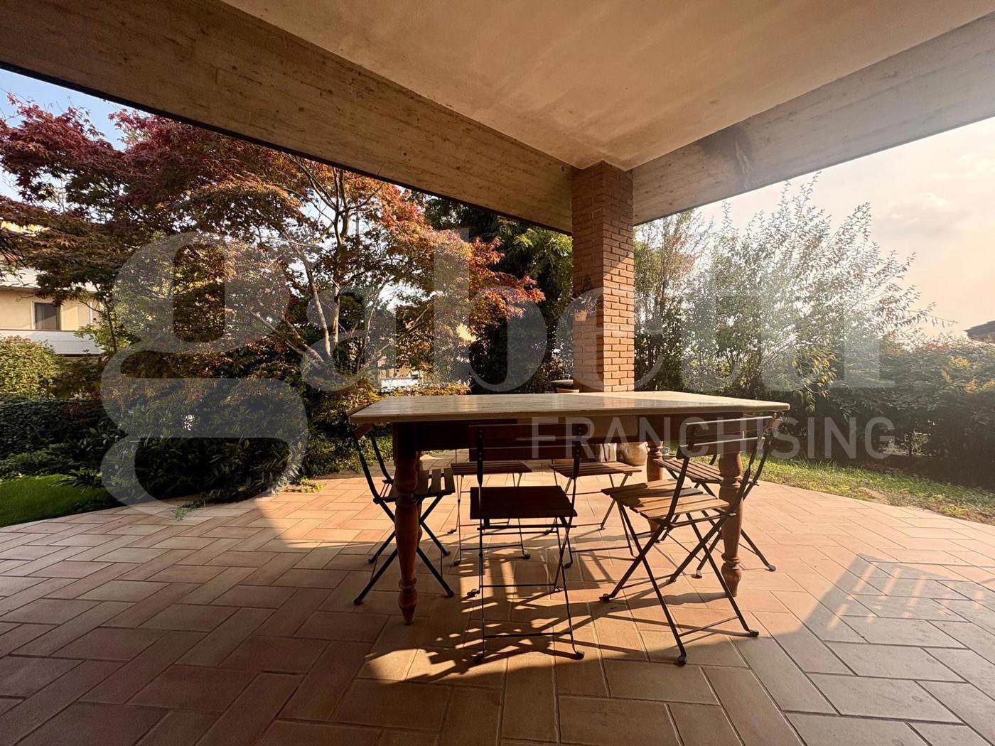 Villa con giardino a Castelverde