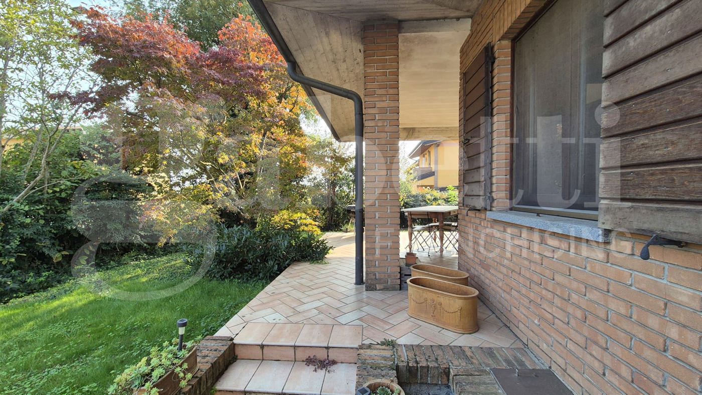Villa con giardino a Castelverde