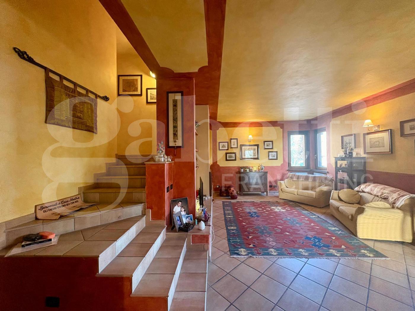 Villa con giardino a Castelverde