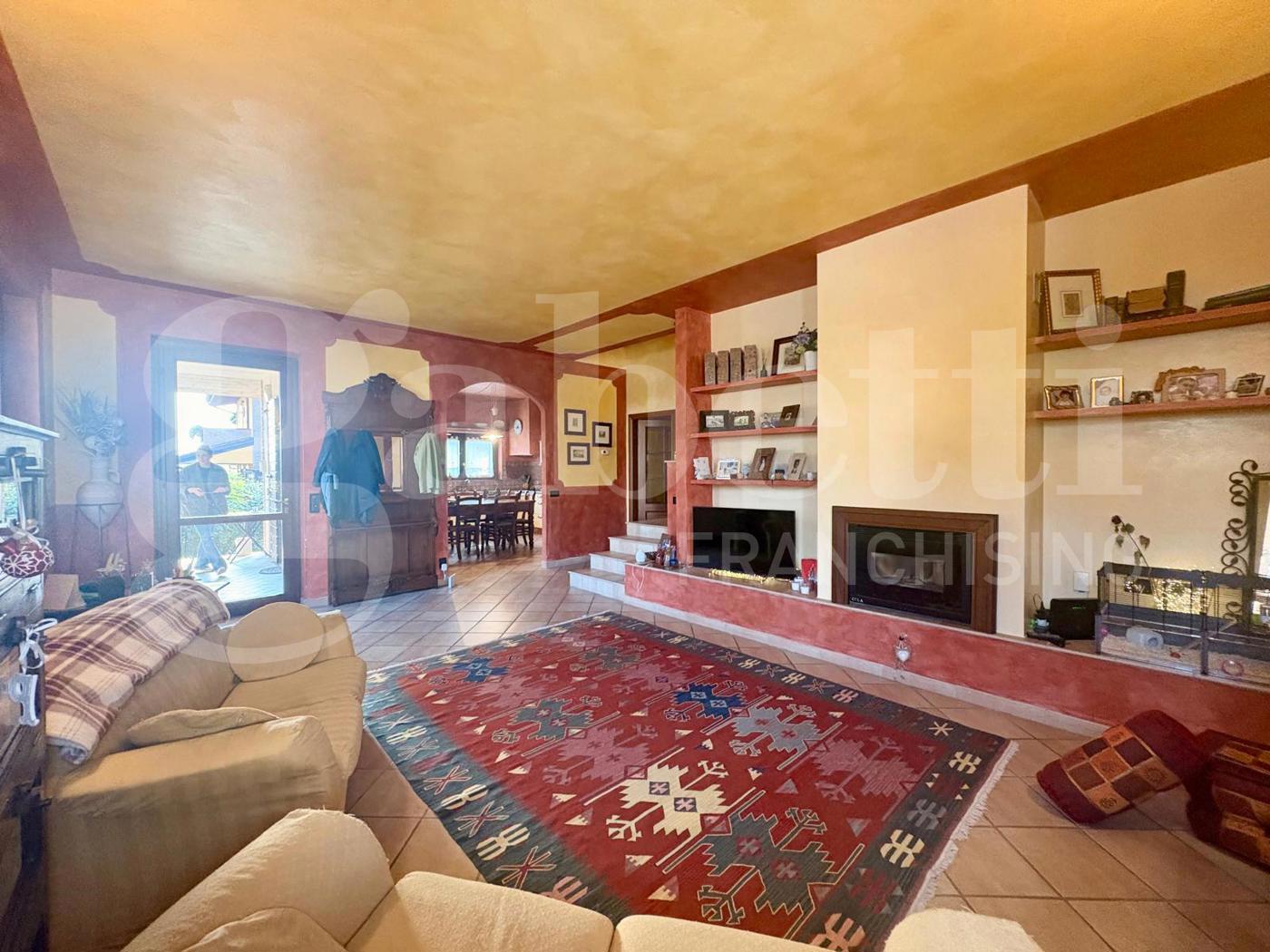 Villa con giardino a Castelverde