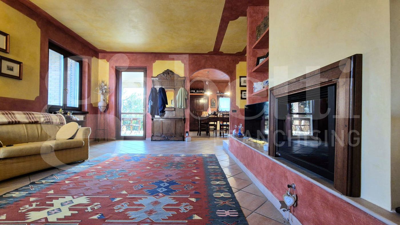 Villa con giardino a Castelverde
