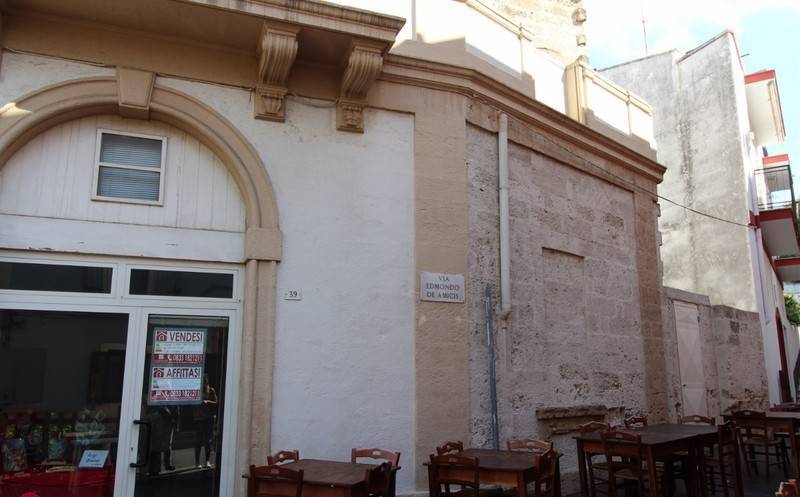 Locale commerciale in vendita a Parabita