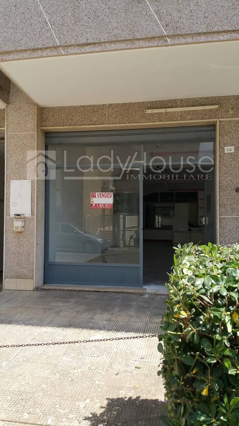 Locale commerciale in vendita a Parabita