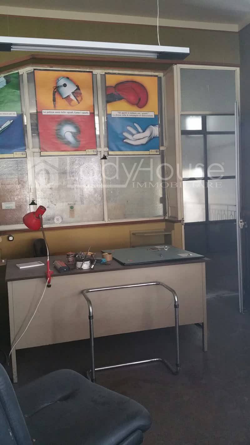 Locale commerciale in vendita a Parabita