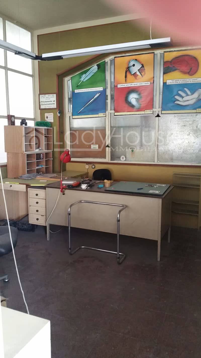 Locale commerciale in vendita a Parabita