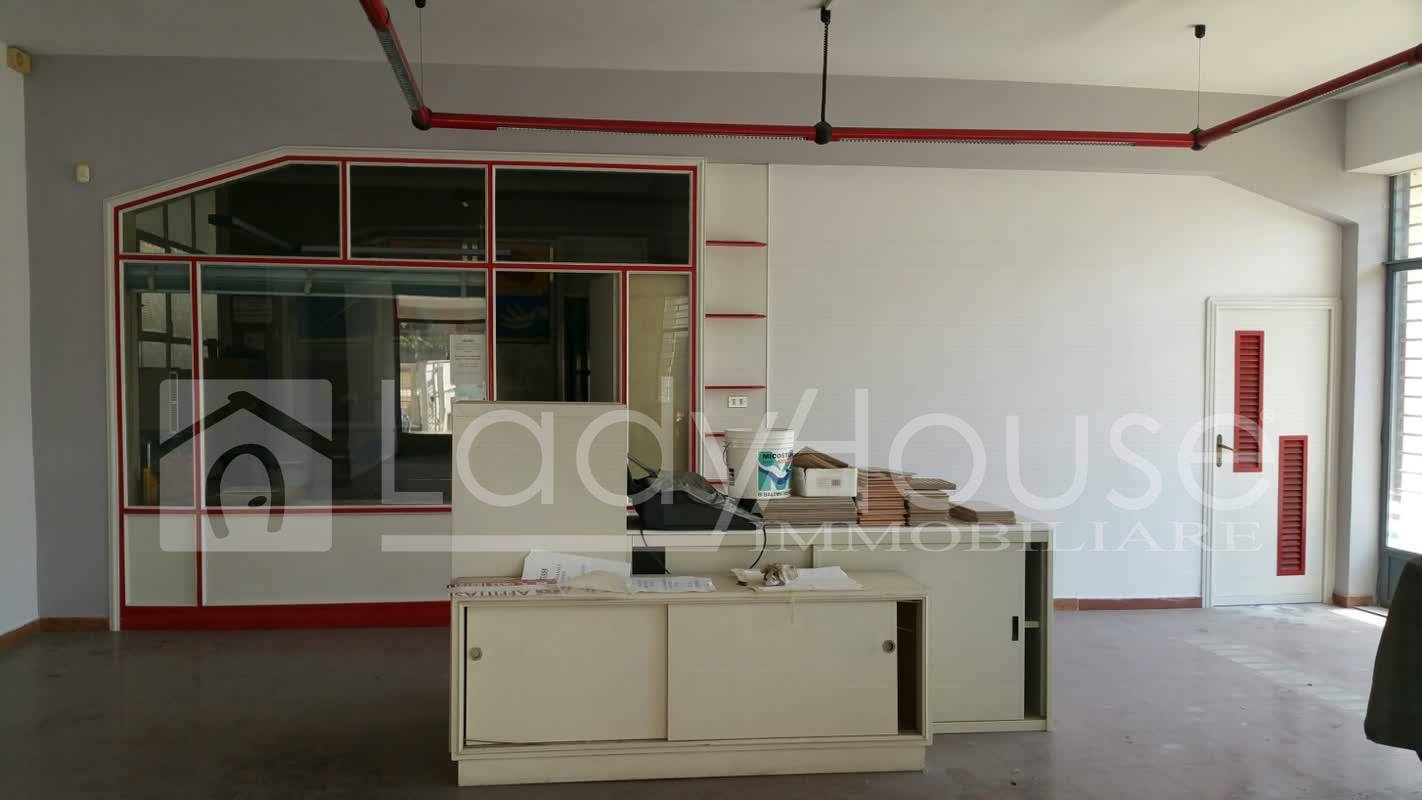 Locale commerciale in vendita a Parabita