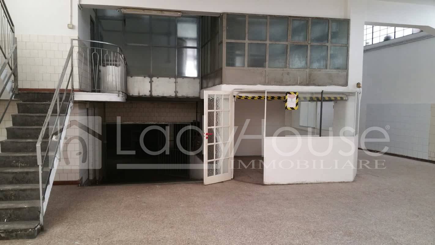 Locale Artigianale in vendita a Parabita