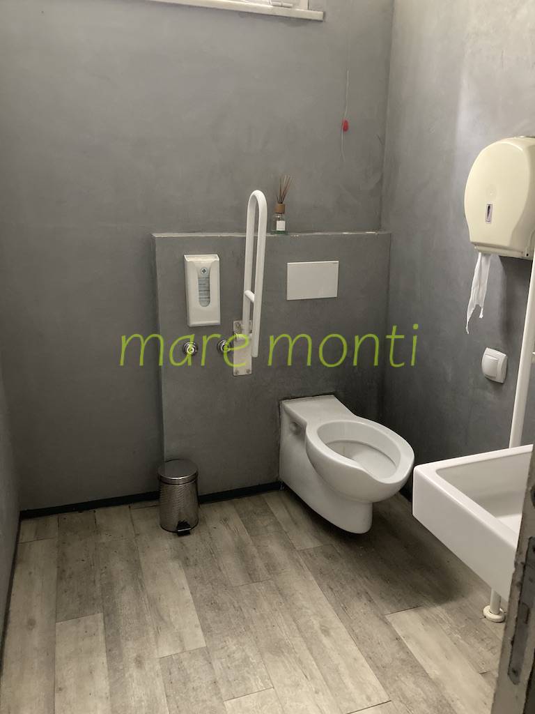 Locale commerciale in affitto a Savona, Centro