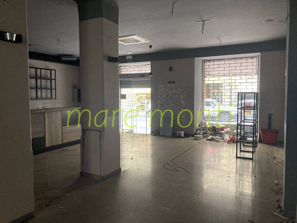 Locale commerciale in affitto a Savona, Centro