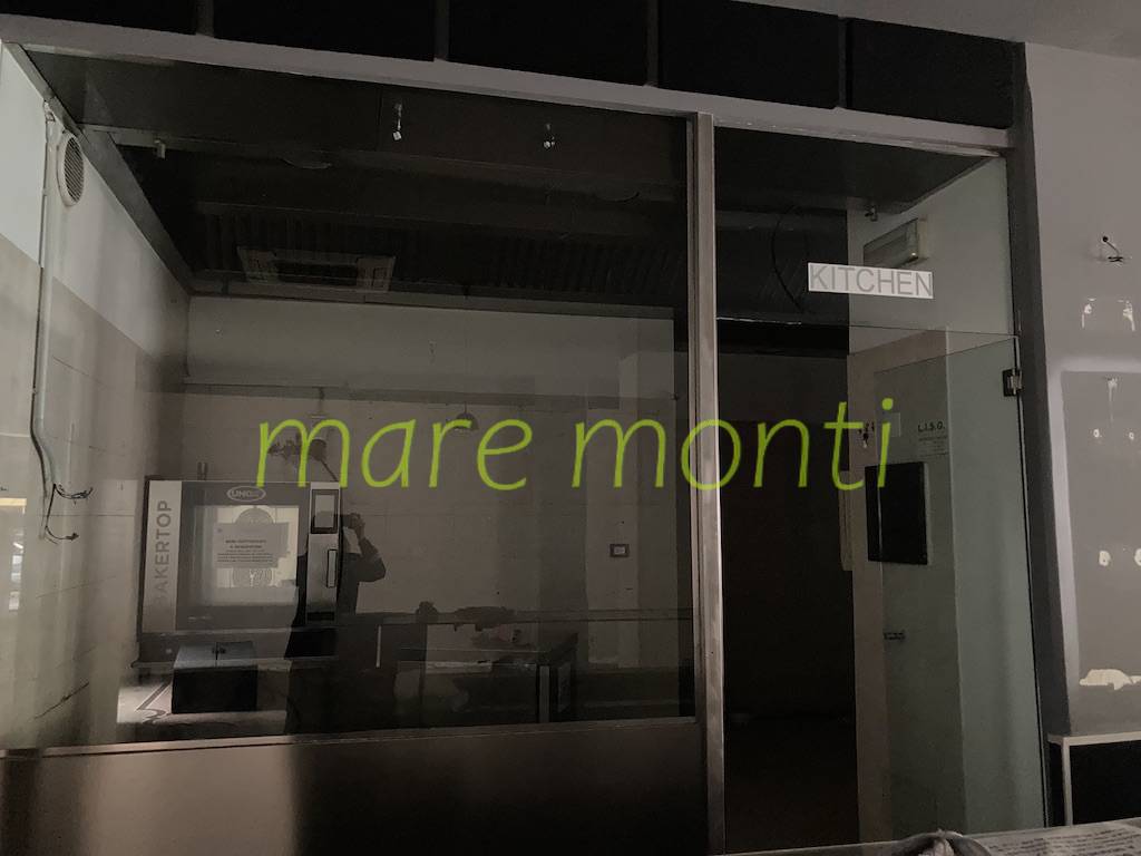 Locale commerciale in affitto a Savona, Centro