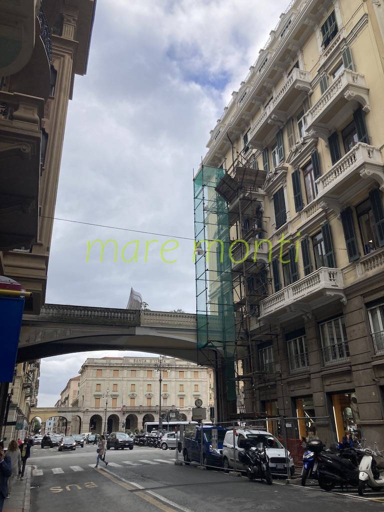 Locale commerciale in affitto a Savona, Centro