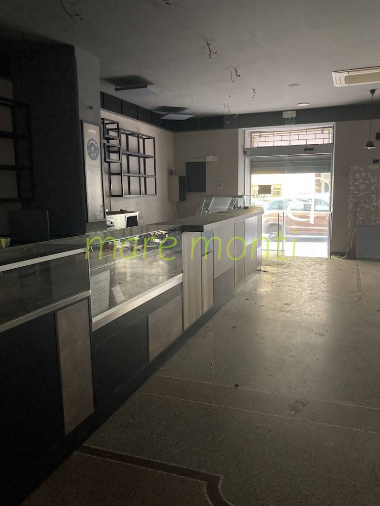 Locale commerciale in affitto a Savona, Centro