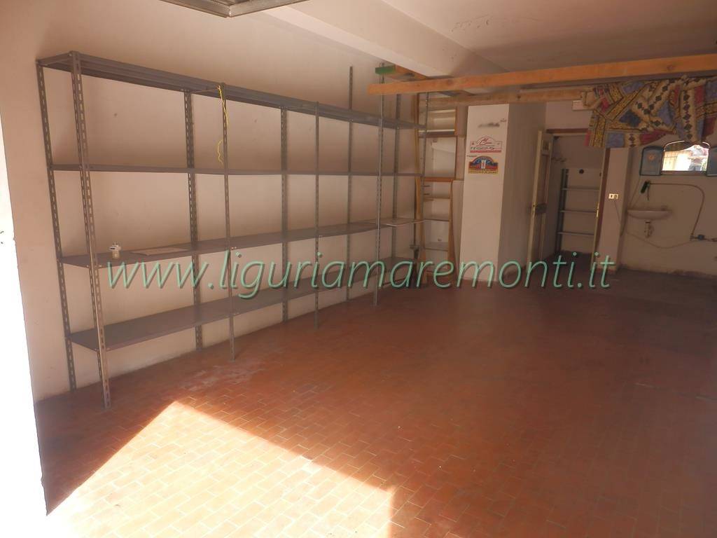 Box o garage in affitto a Savona, Valloria