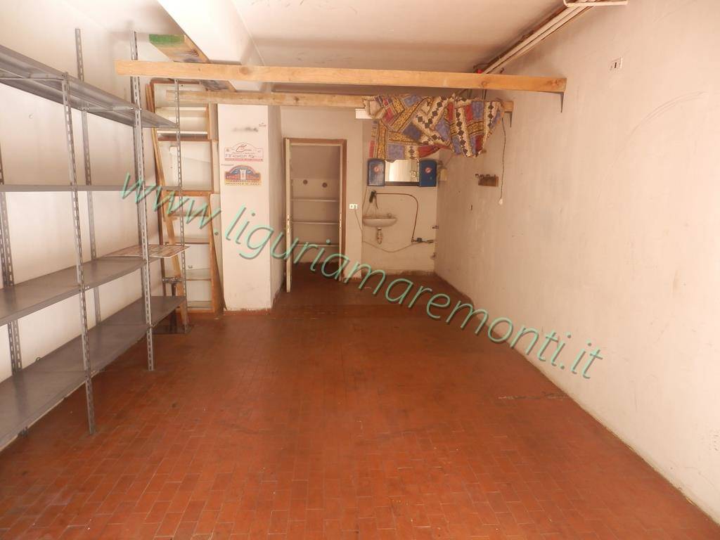 Box o garage in affitto a Savona, Valloria