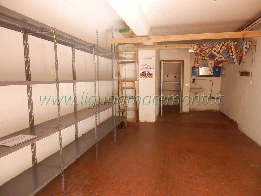 Box o garage in affitto a Savona, Valloria
