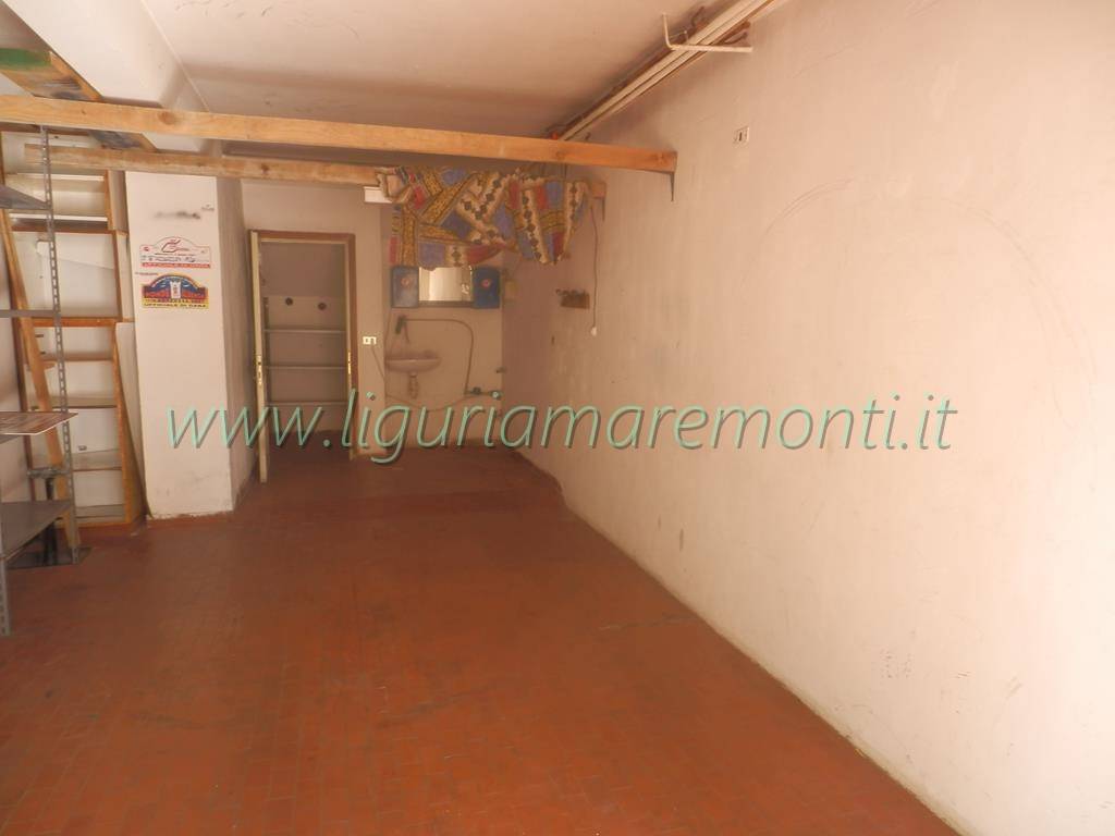 Box o garage in affitto a Savona, Valloria